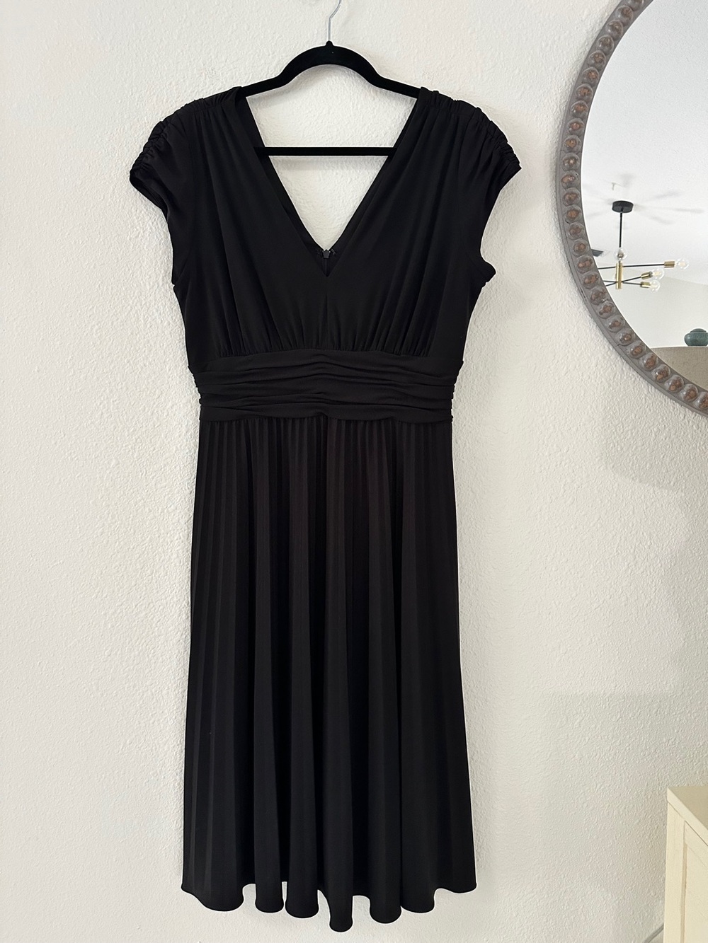 Suzy Chin for Maggie London Classic Black V-Neck Women's Dress Midi Dress